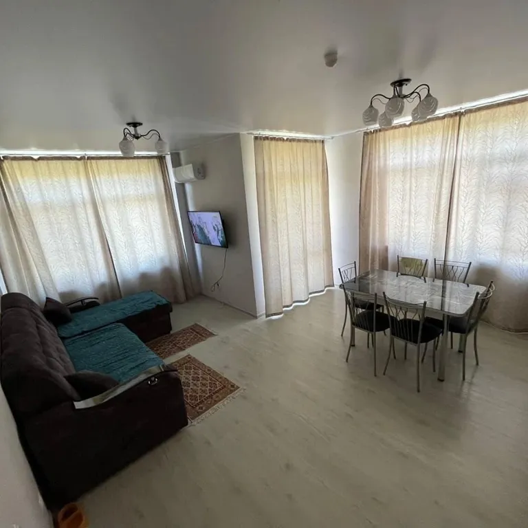 Евротрешка с видом на горы и лес