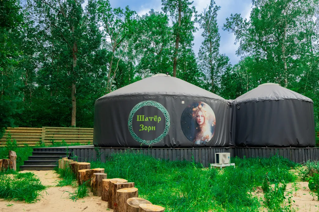 Глэмпинг с большой террасой в лесу