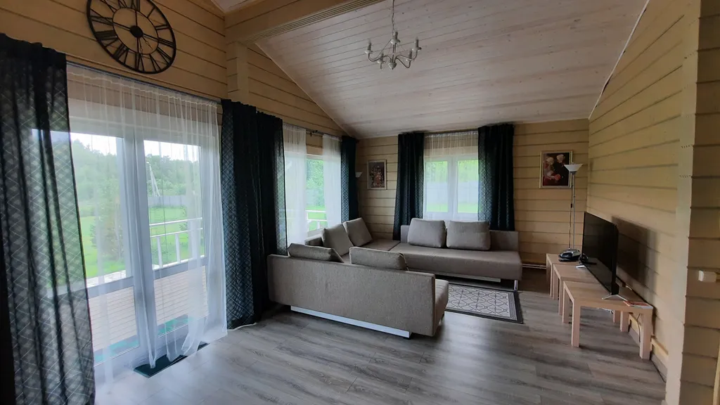 Дом на берегу озера у леса