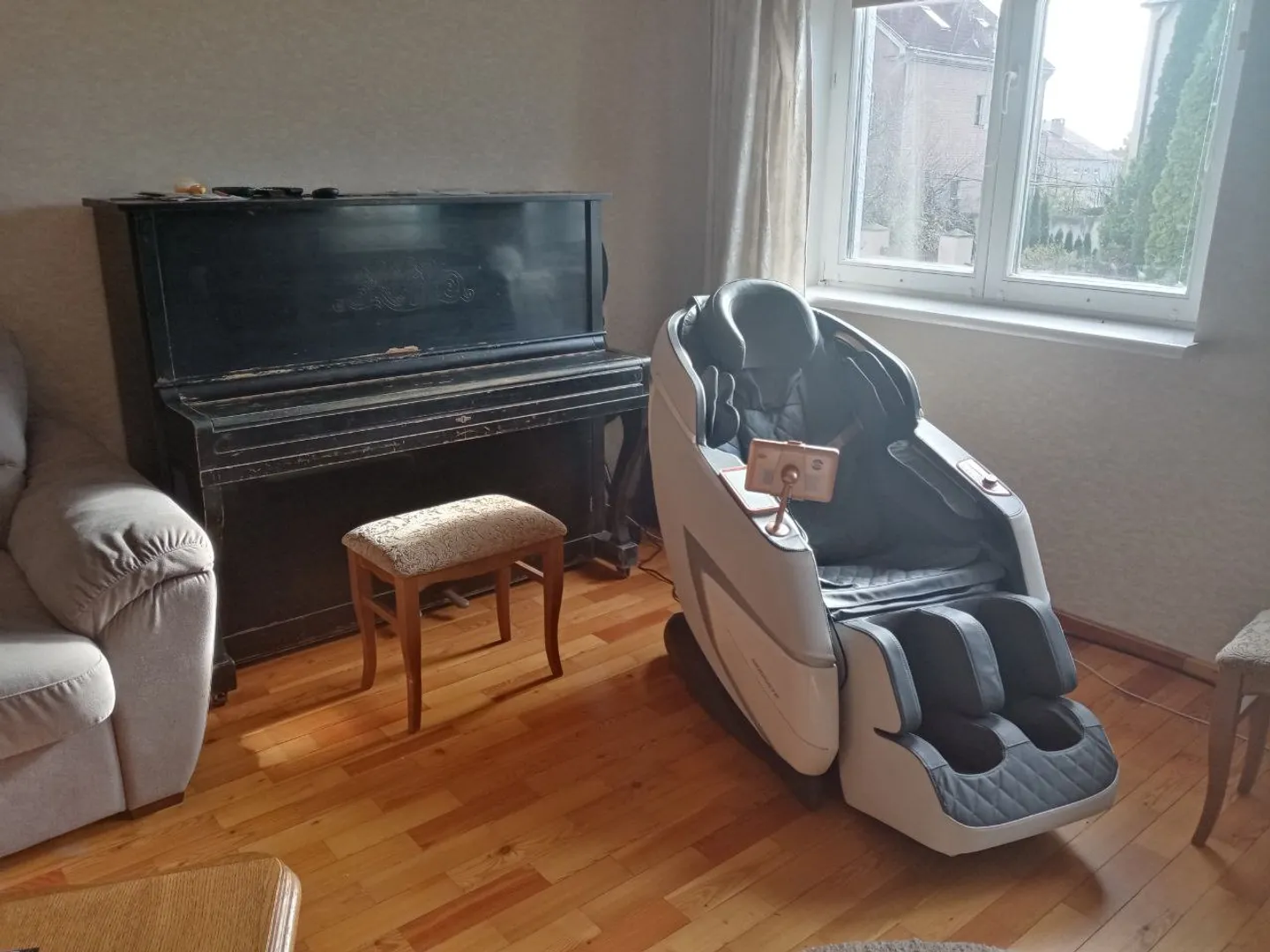 гостинная с пианино и массажным креслом гостинная с пианино и массажным креслом