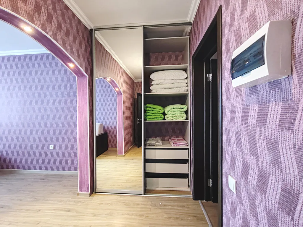 Евротрешка возле ТЦ Кит