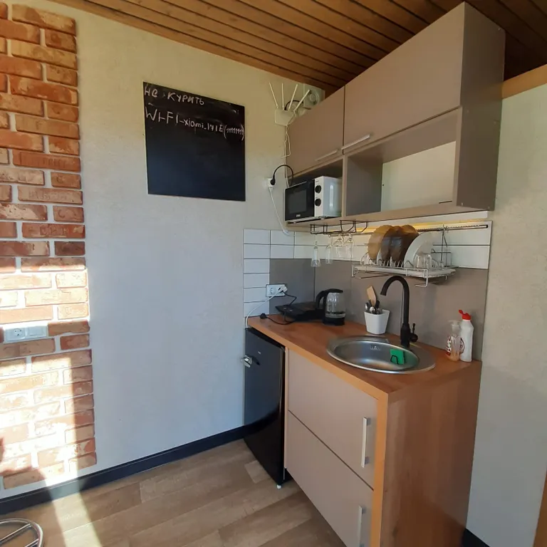 Уютный домик-студия на склоне холма у реки