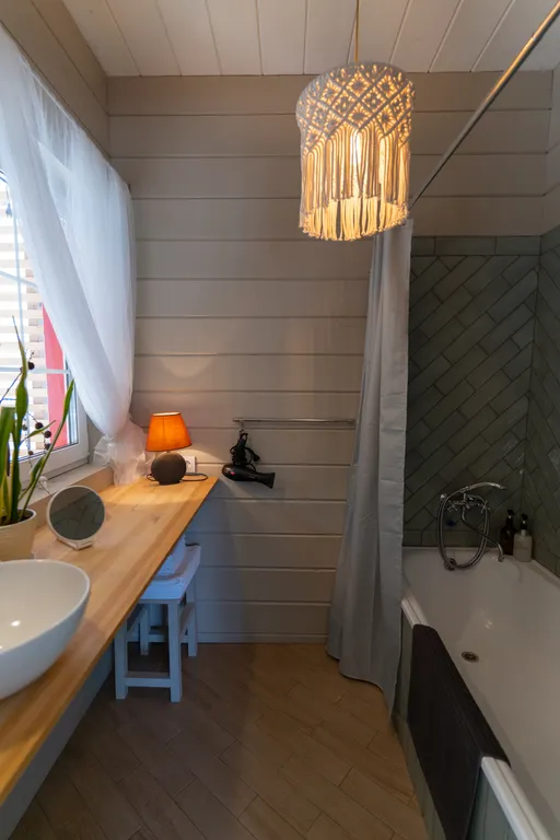 Дача с красными карпами с баней и чаном