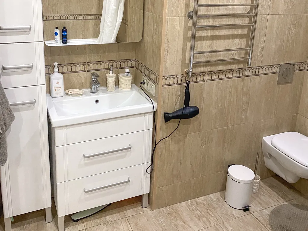 Светлая квартира с панорамными окнами и большой ванной для двоих