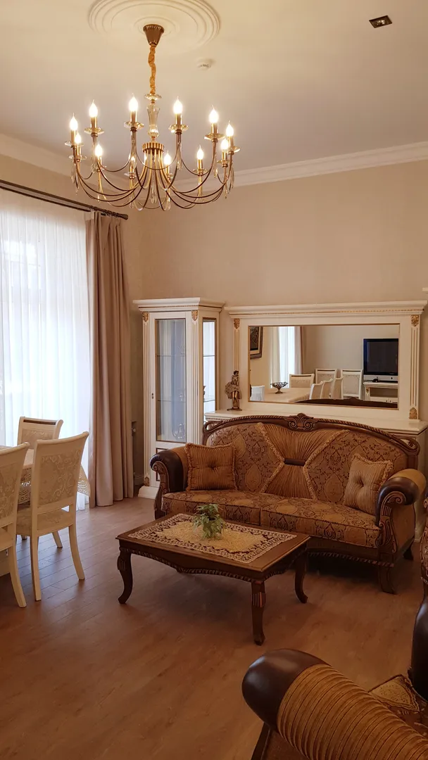 " ГОСТИННАЯ " ( s 30 м².h 3.50 m ). Мягкая мебель. Обеденный стол на 8 персон. Комод. Горки. Кондиционер. Телевизор. Детектор дыма. Камин + радиаторы отопления. Вентиляция.