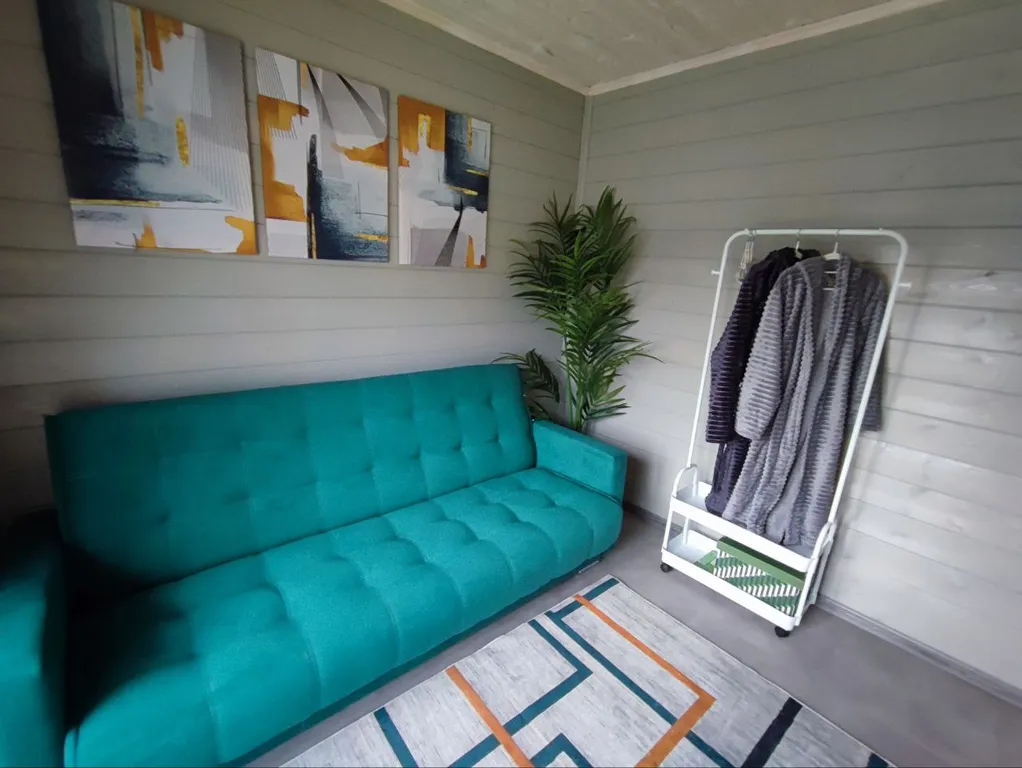 Новый стильный дом в окружении леса