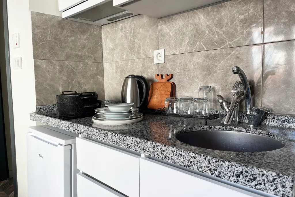 Balcony 2br and 2bath apt 8 min to metro