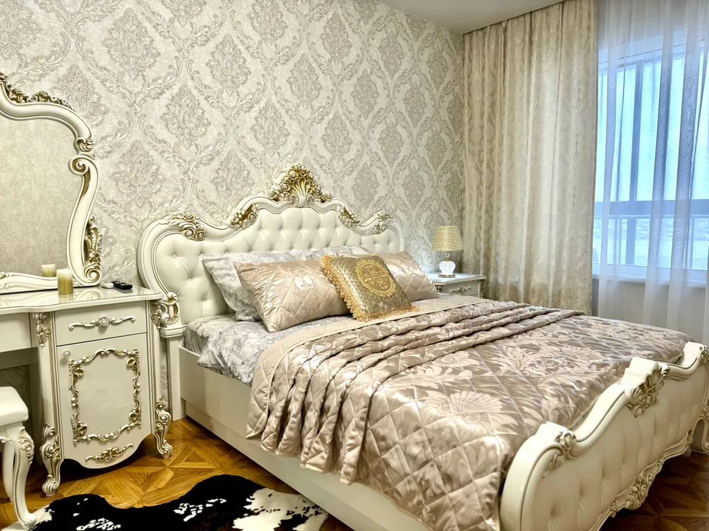 Апартаменты в античном стиле, с джакузи и красивым видом из окна