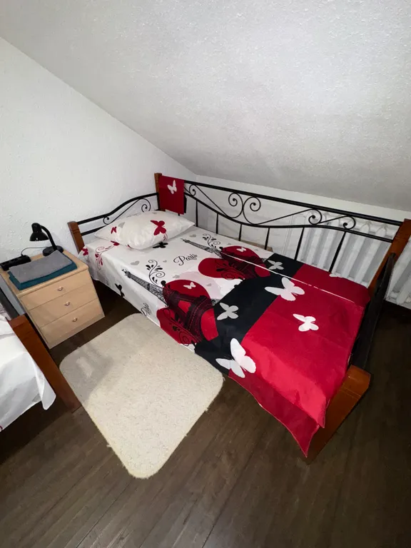 On two levels with two bathrooms