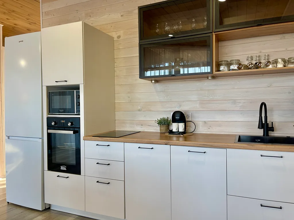 Уютный светлый дом с панорамным остеклением и банным чаном