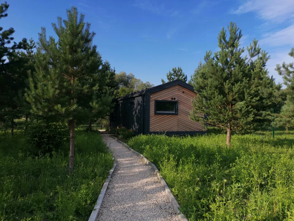 Современный уютный домик с камином на берегу реки Оки