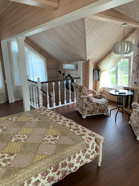 Уютный дом на пруду в черте города