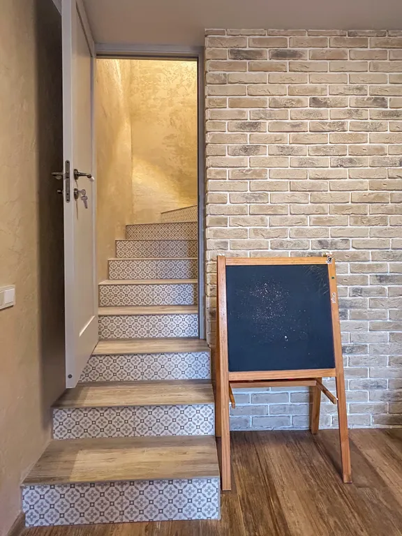 Двухэтажная квартира рядом с зимним лесом