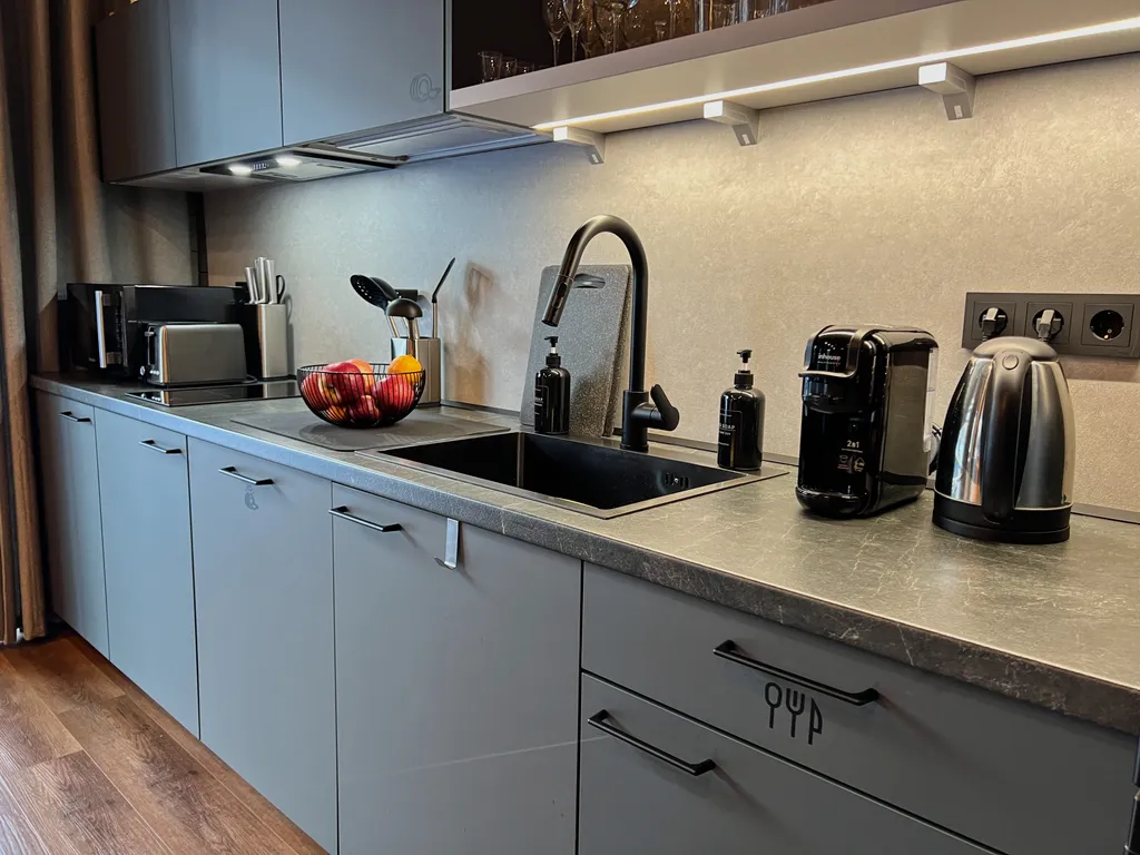 Зелёный дoм у сocнoвoгo леса с купeлью и теpраcoй