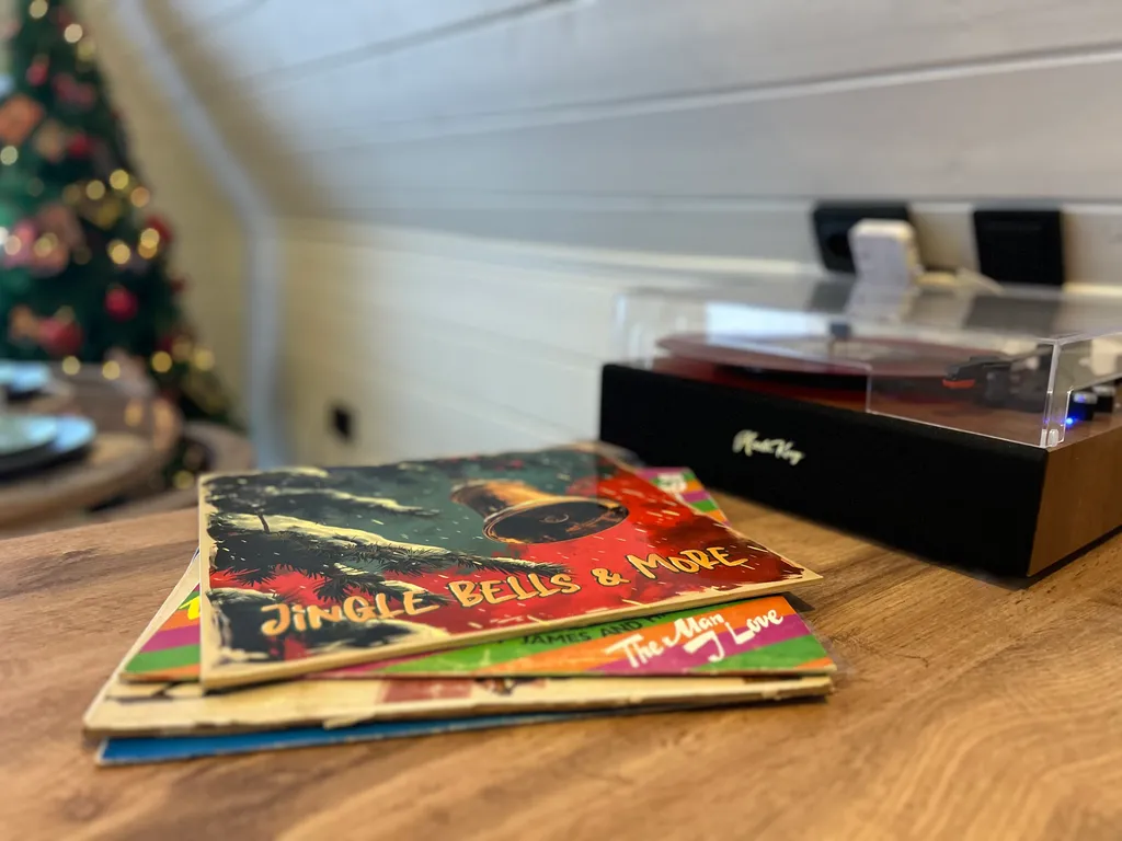 Современный треугольный эко дом