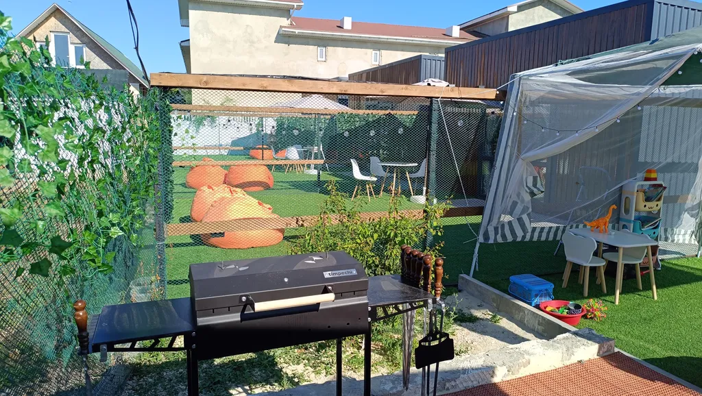 Уединенный трёхместный домик с queen size с собственным садом