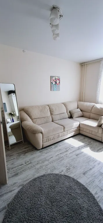 Квартира с подвесными креслами из ротанга на панорамной лоджии