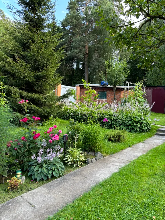 Уютный дом с садом