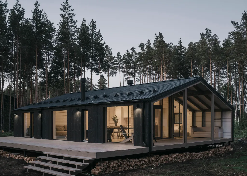 Загородный дом с просторной террасой и баней