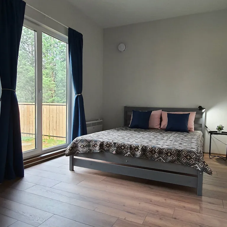 Домик под соснами