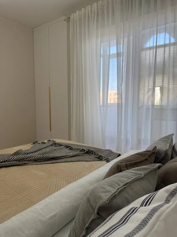 Стильная двухкомнатная в районе ТРЦ Мега на Розыбакиева