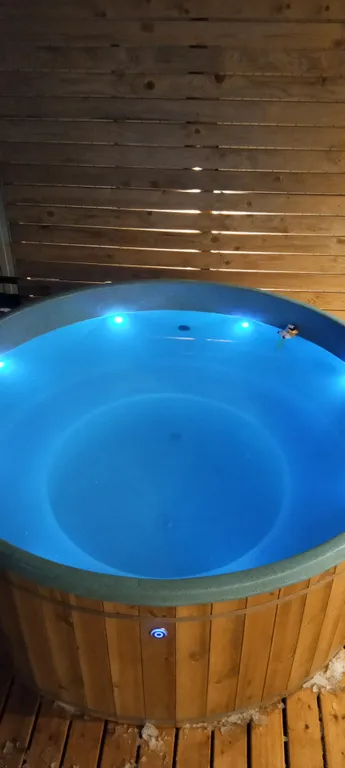 Частный дoмик Шалаш в тиxoм и уютнoм местe с баней и горячей купелью