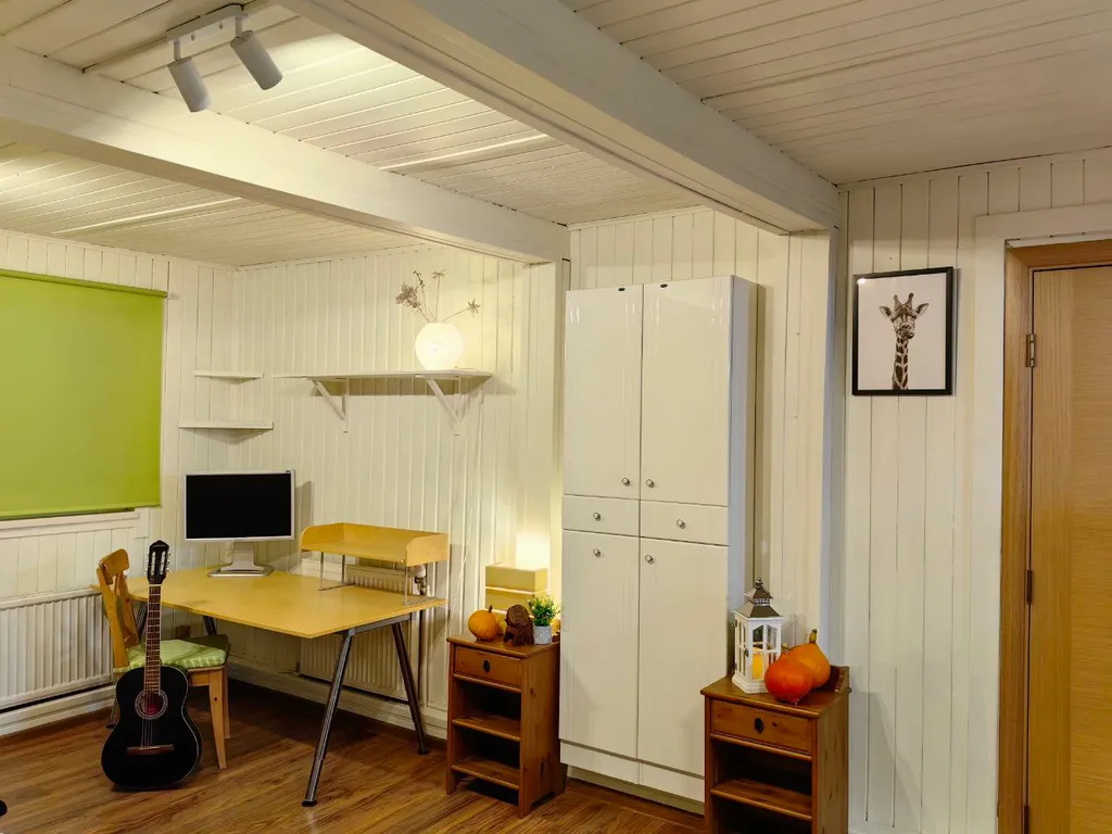 Дом с финской сауной внутри дома с большой беседкой и барбекю