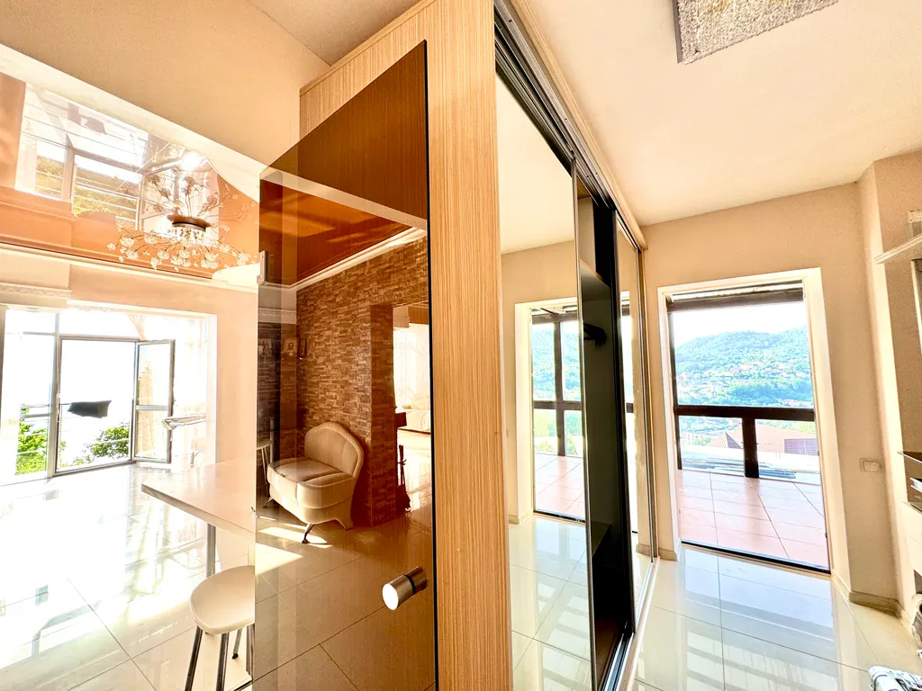 Дом с бассейном