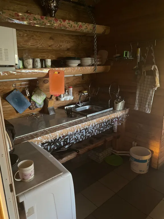 Деревянный дом с соломенной крышей и высокими потолками