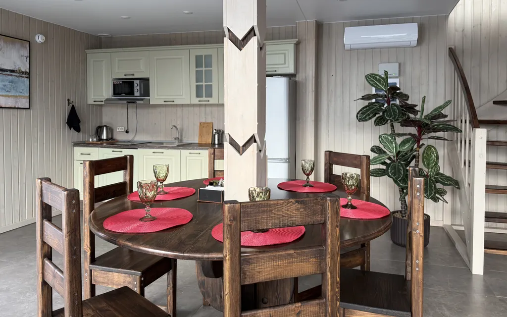 Семейный дом на берегу реки