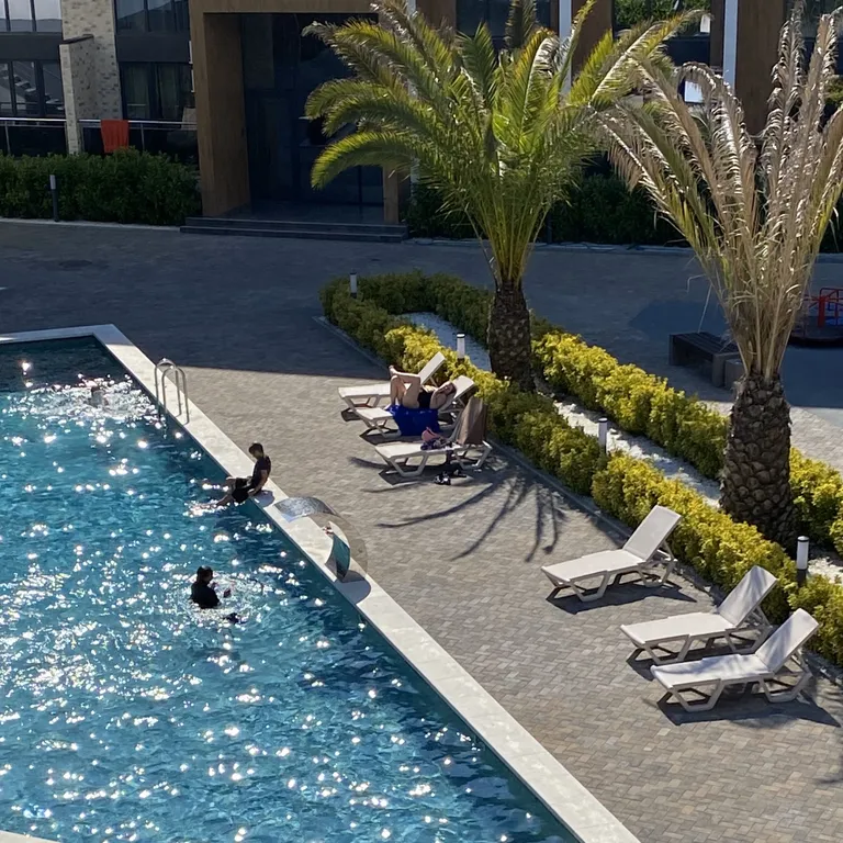 Квартира Апартаменты у моря с теплым бассейном — аренда посуточно в Вардане