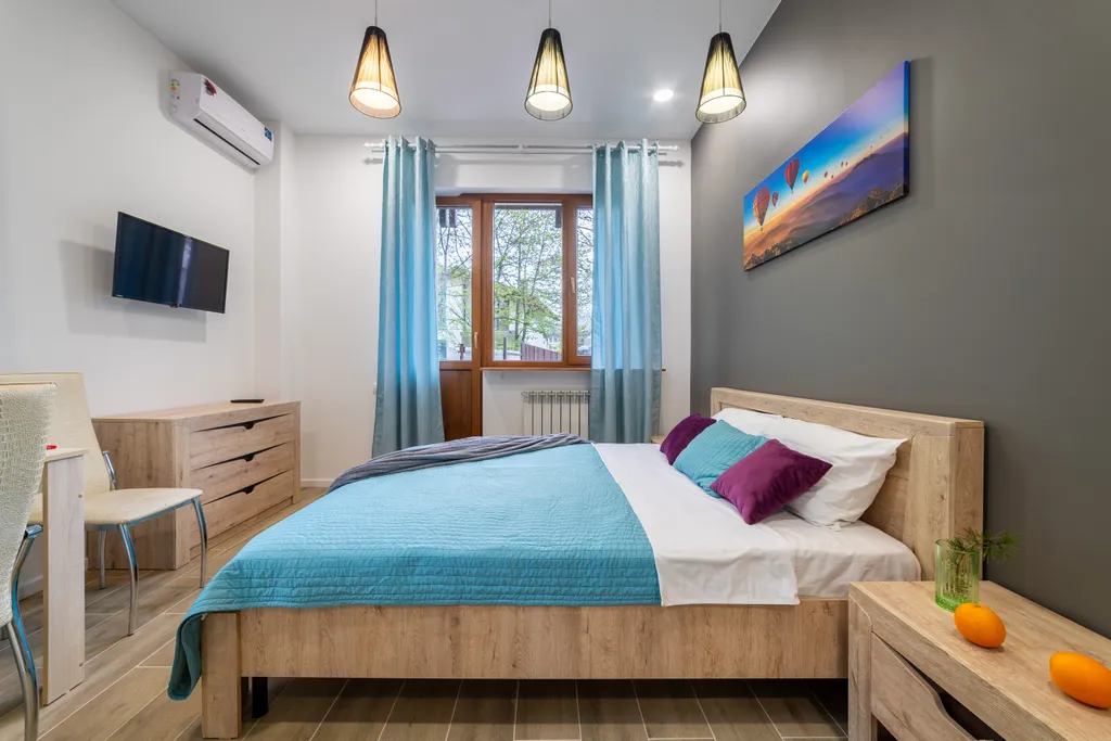 Светлая студия с 2 окнами и видом на горы