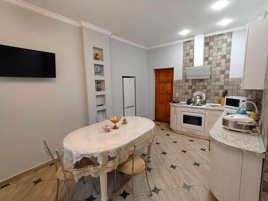 Частный дом с беседкой