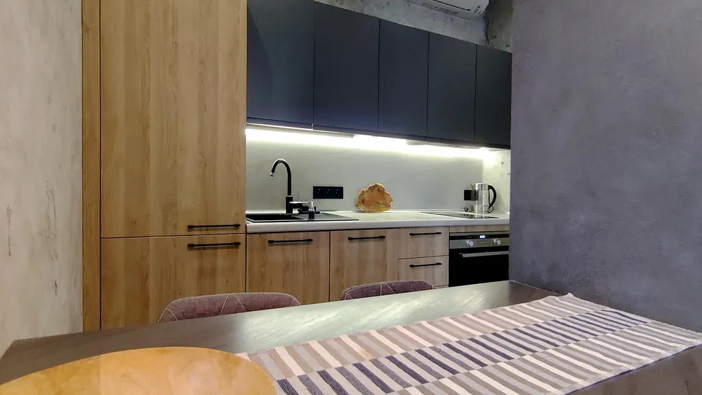 Современный красивый апартамент со спальней. Панорама на горы. Центр.