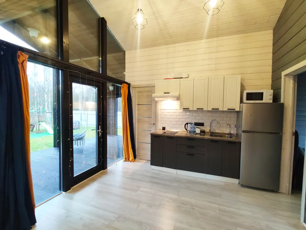 Панорамный коттедж с сауной у леcа