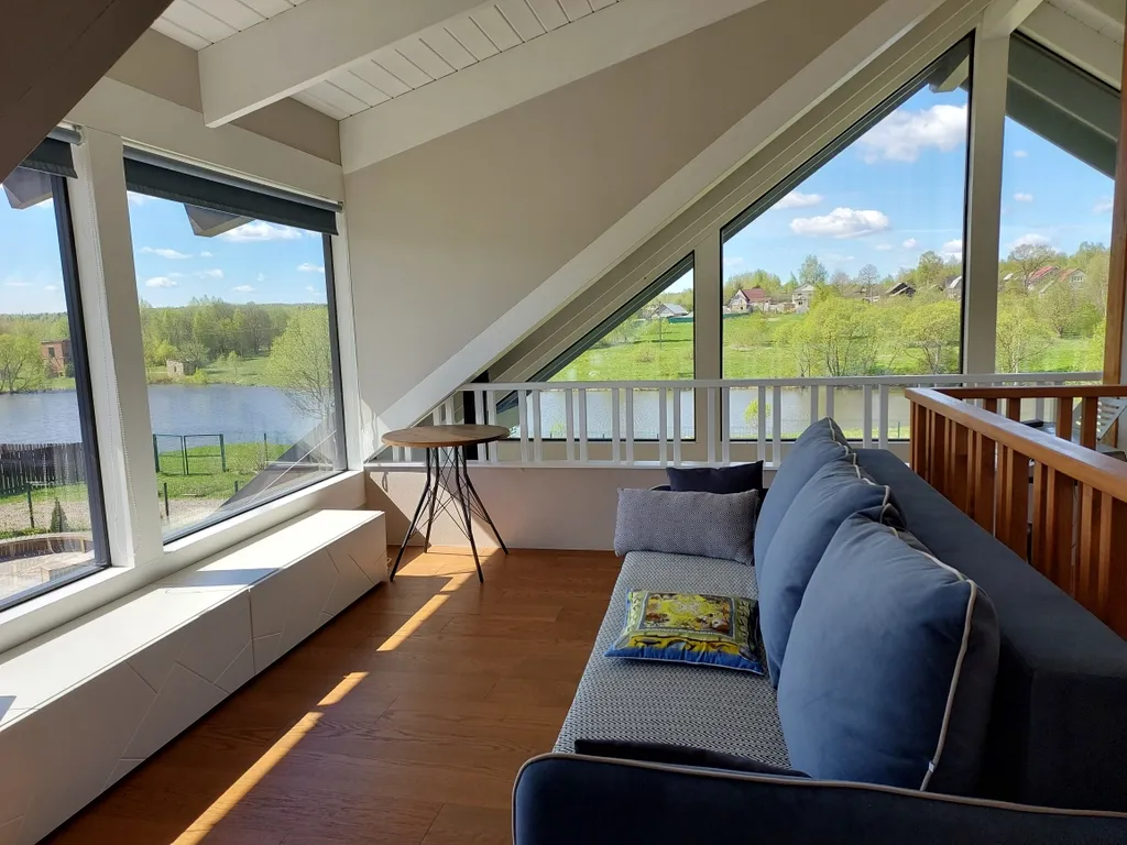 Светлый дом у озера c баней