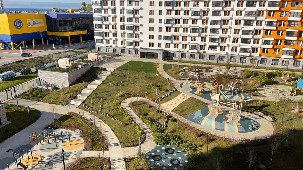 Слоники с видом на море Пик Южный