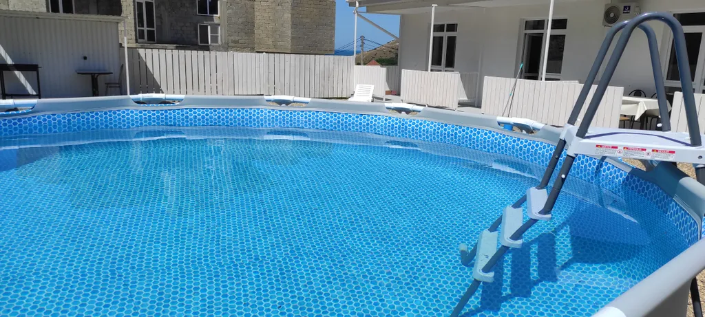 Уютная комната с видом на море