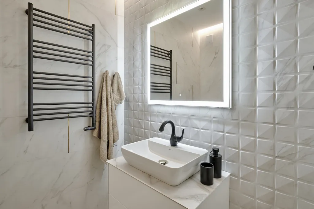 Квартира с дизайнерским ремонтом и видом на горы на побережье