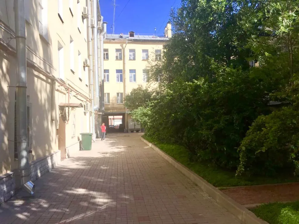 Уютная тихая студия с видом в милый зеленый дворик