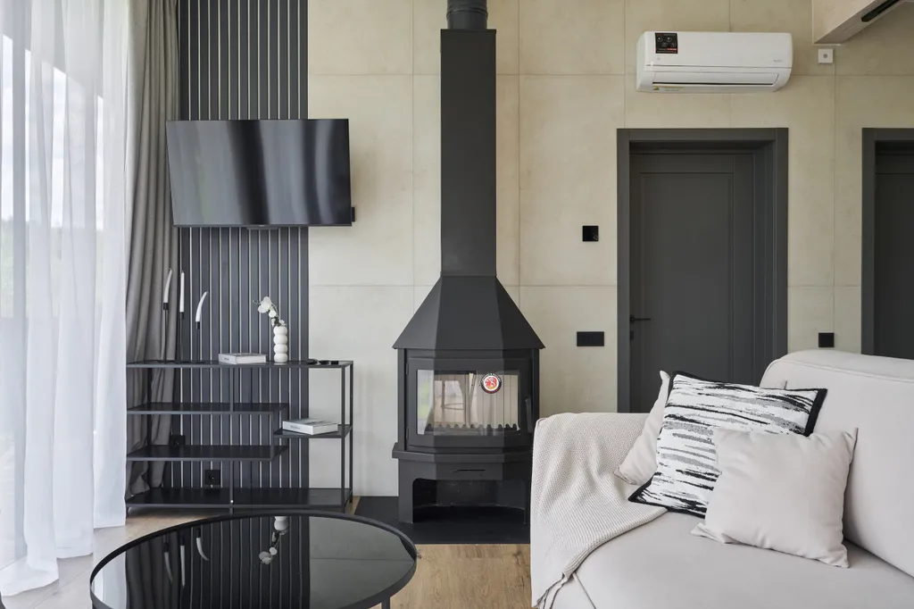 Просторный дом с сауной и камином в окружении леса и реки