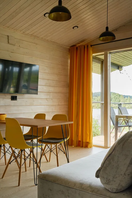 Уютный домик на берегу озера