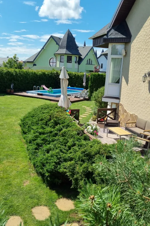 Вилла художника у моря с бассейном