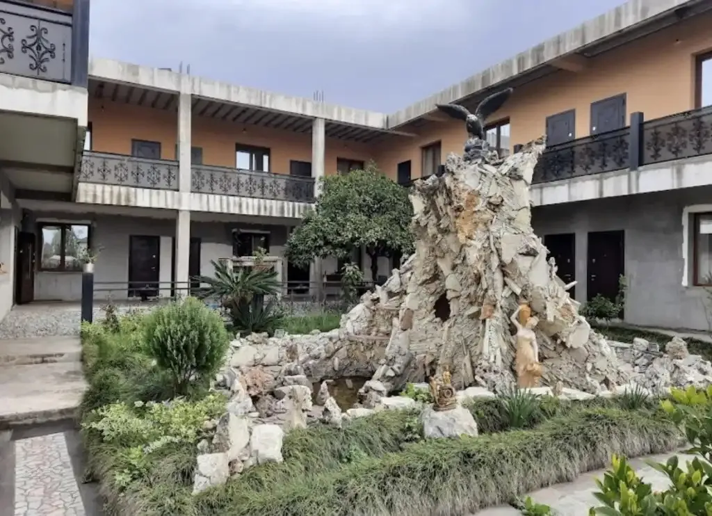 Квартира Квартира Шикарный 3-х местный номер с видом на фонтан и на горы — Гагра