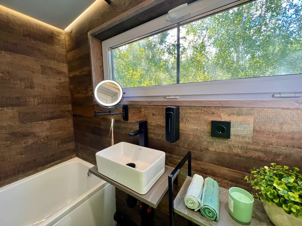 Атмосферный дом в соснах