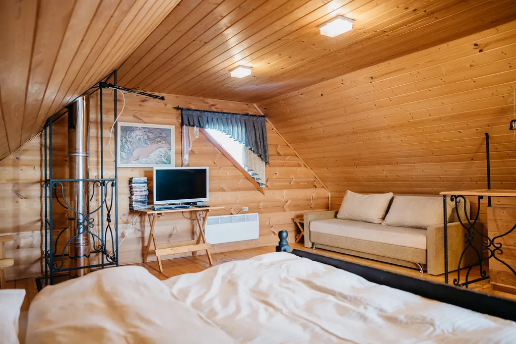 Уютный деревянный домик на берегу пруда с баней