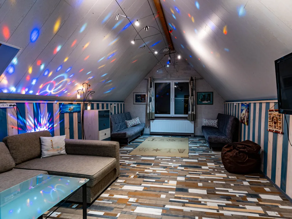 Современный дом с уличной подогреваемой купелью и сауной