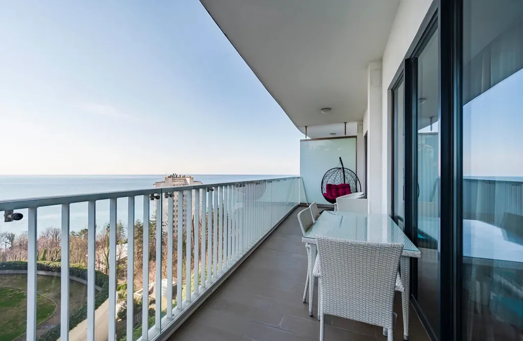 Большой апартамент с видом на море