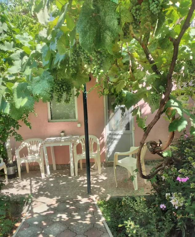 Небольшой домик в саду у моря Диамант