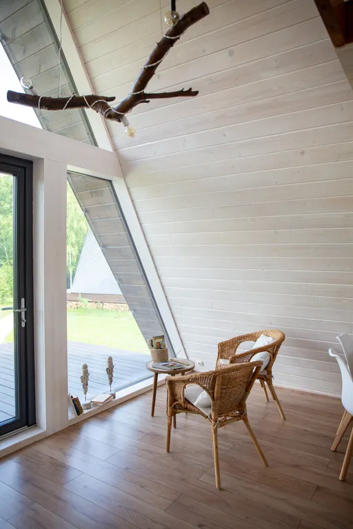 Уникальный треугольный дом в лесу Sky